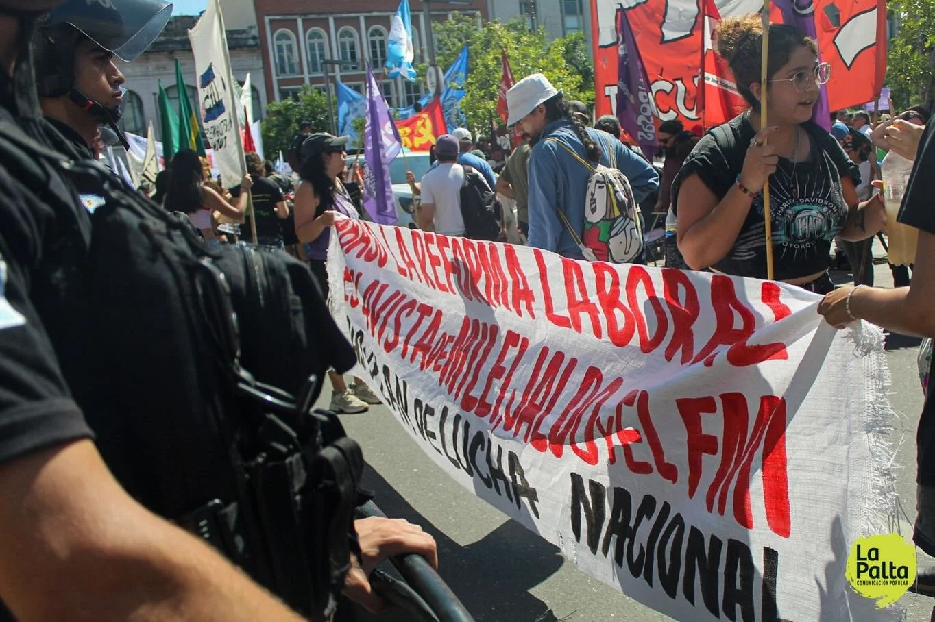 🪧 Movilizaci&oacute;n en contra de la reforma laboral 📢

👉 Este jueves la C&aacute;mara de Diputados sesiona para debatir la &ldquo;Ley de Modernizaci&oacute;n Laboral&rdquo;. La ley ya obtuvo media sanci&oacute;n en el Senado y llega a la c&aacut