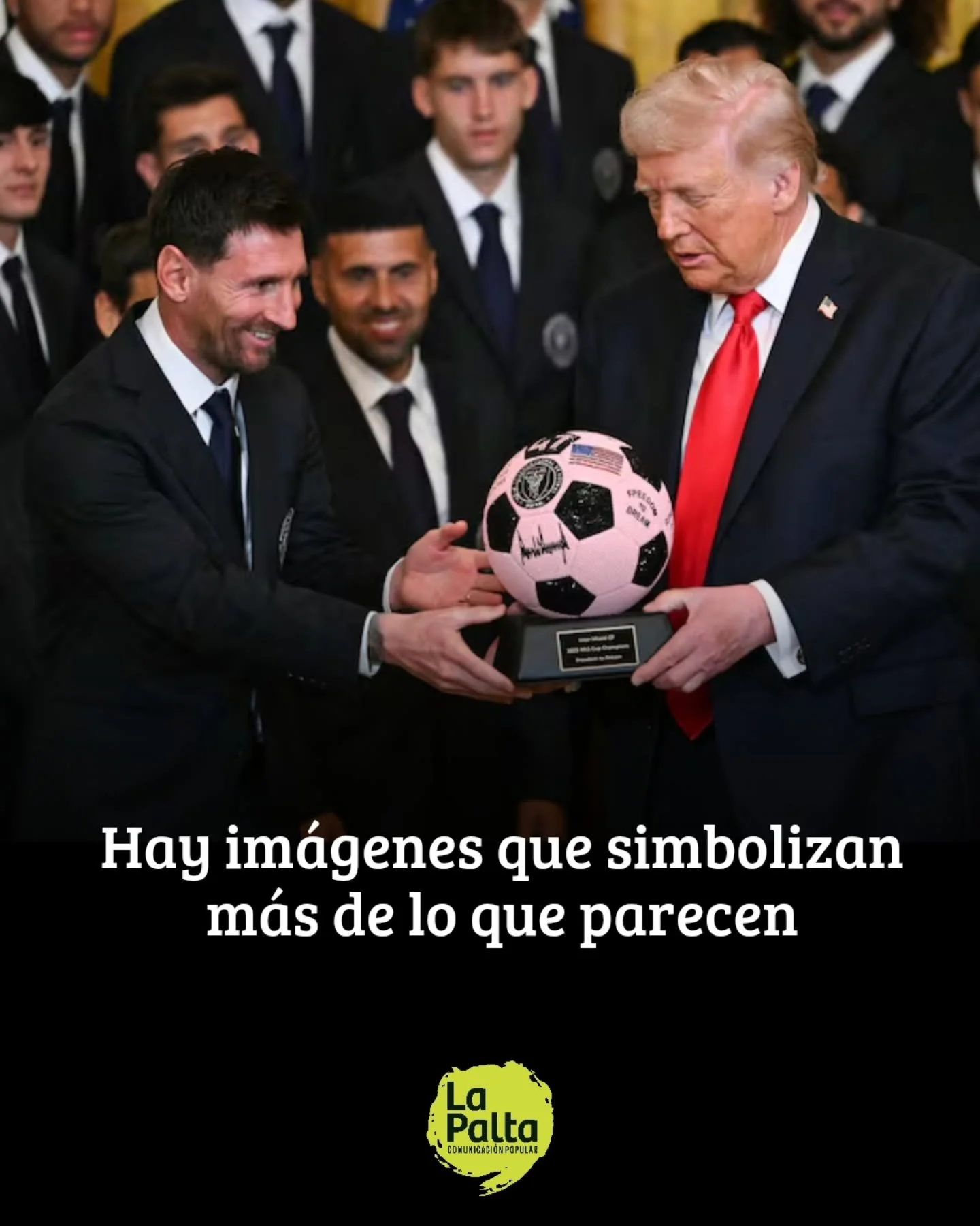 La composici&oacute;n pol&iacute;tica de una imagen nunca es ingenua ⚽📸 

🇺🇸 El encuentro entre Lionel Messi y Donald Trump dej&oacute; una imagen imposible de leer solo como una escena deportiva protocolar. En un contexto donde la industria del f