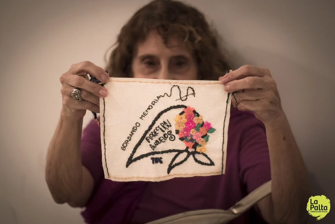 ✊ Mantener viva la memoria 

🎞️ Este jueves, con m&uacute;sica y poes&iacute;a, presentamos nuestro cortometraje Memoria en hilos y voces 

📹 El proyecto cuenta la historia de m&aacute;s de 60 bordadoras que bordaron los nombres de casi mil militan