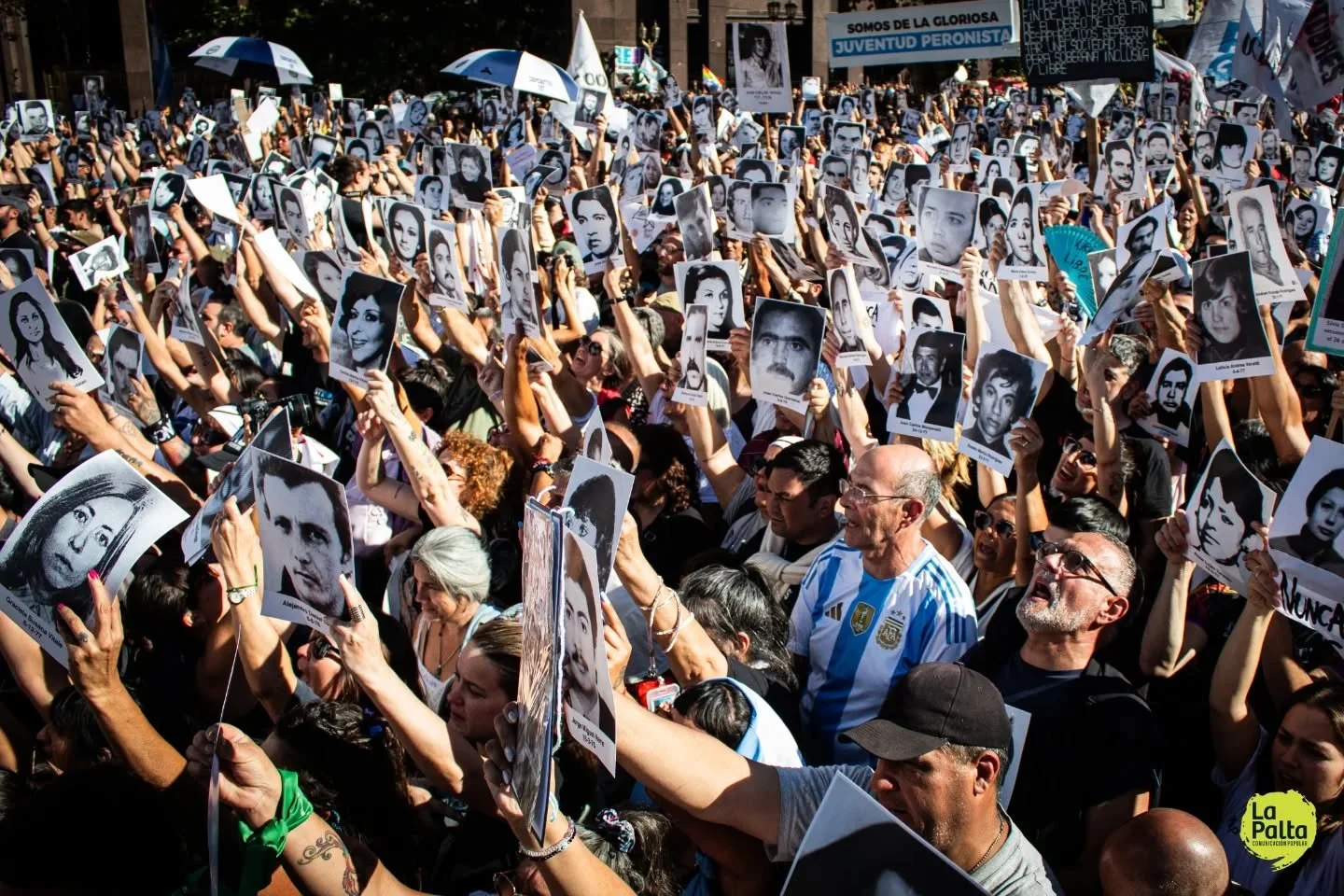 🇦🇷 Alrededor de la Plaza de Mayo en la Ciudad Aut&oacute;noma de Buenos Aires la movilizaci&oacute;n por la memoria, la verdad y la justicia reuni&oacute; a millones de personas.

🤍 En las calles los organismos de Derechos Humanos, las organizacio