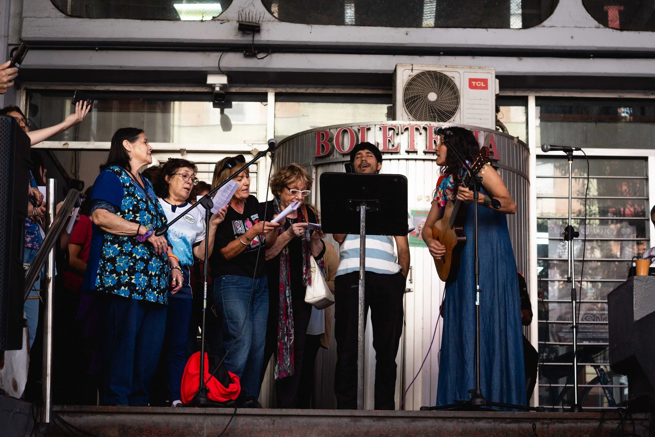 Serenatas y arte para defender el legado de Mercedes Sosa