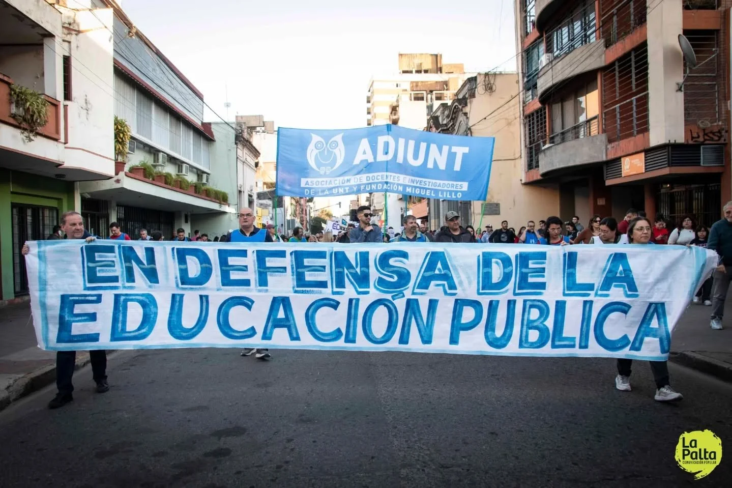 ✊️ Estudiantes y docentes marcharon por la universidad p&uacute;blica

🏫 En la tarde del martes, las calles tucumanas se llenaron de estudiantes, docentes, no docentes y organizaciones sociales que marcharon en defensa de la universidad p&uacute;bli