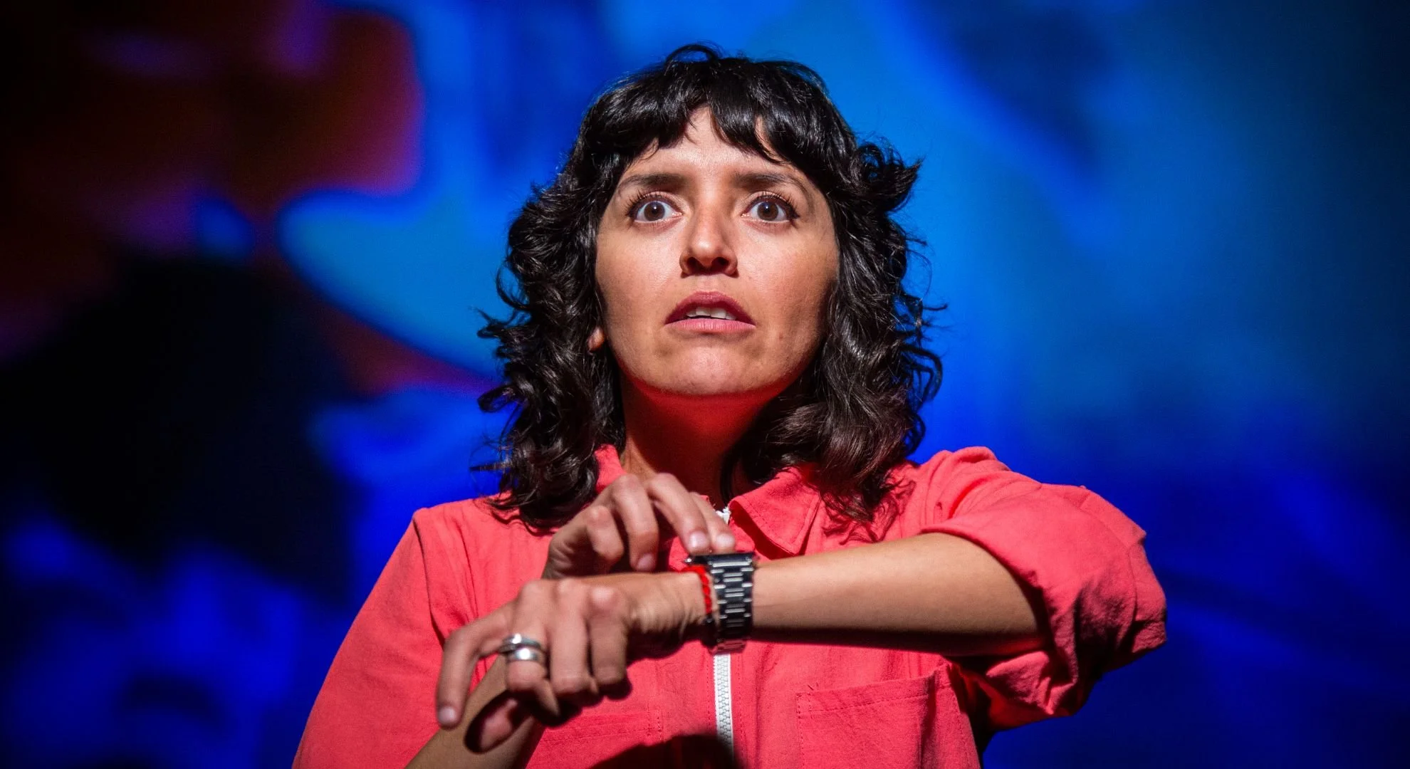 Kintsugi, un unipersonal que pone a dialogar el teatro y lo audiovisual 