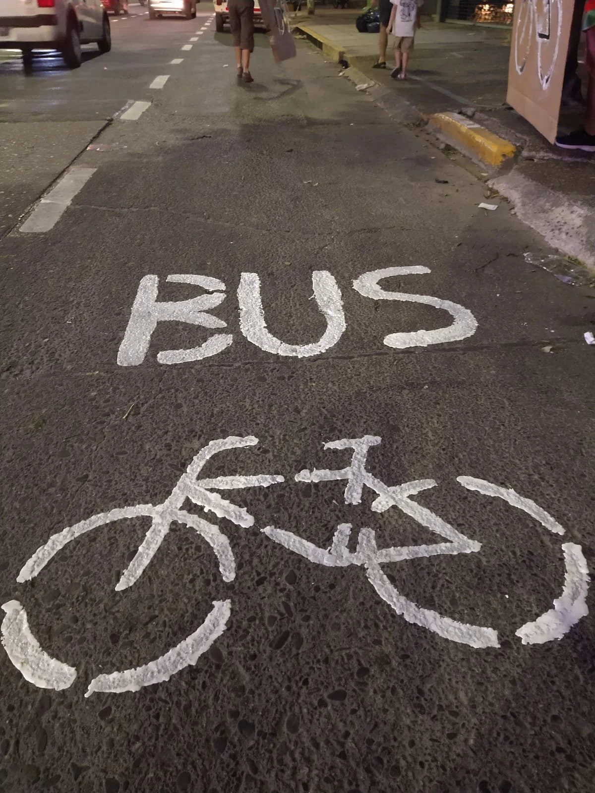 Metabici realizó una pintada nocturna para los ciclistas