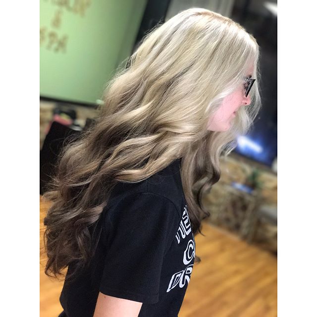 Stunning reverse ombr&eacute; by Artist Nickie!

#cool #reverseombre #art #artist #longhair #colormelt #technique #blend #haircolor #hair #stylist #emzysalonandspa