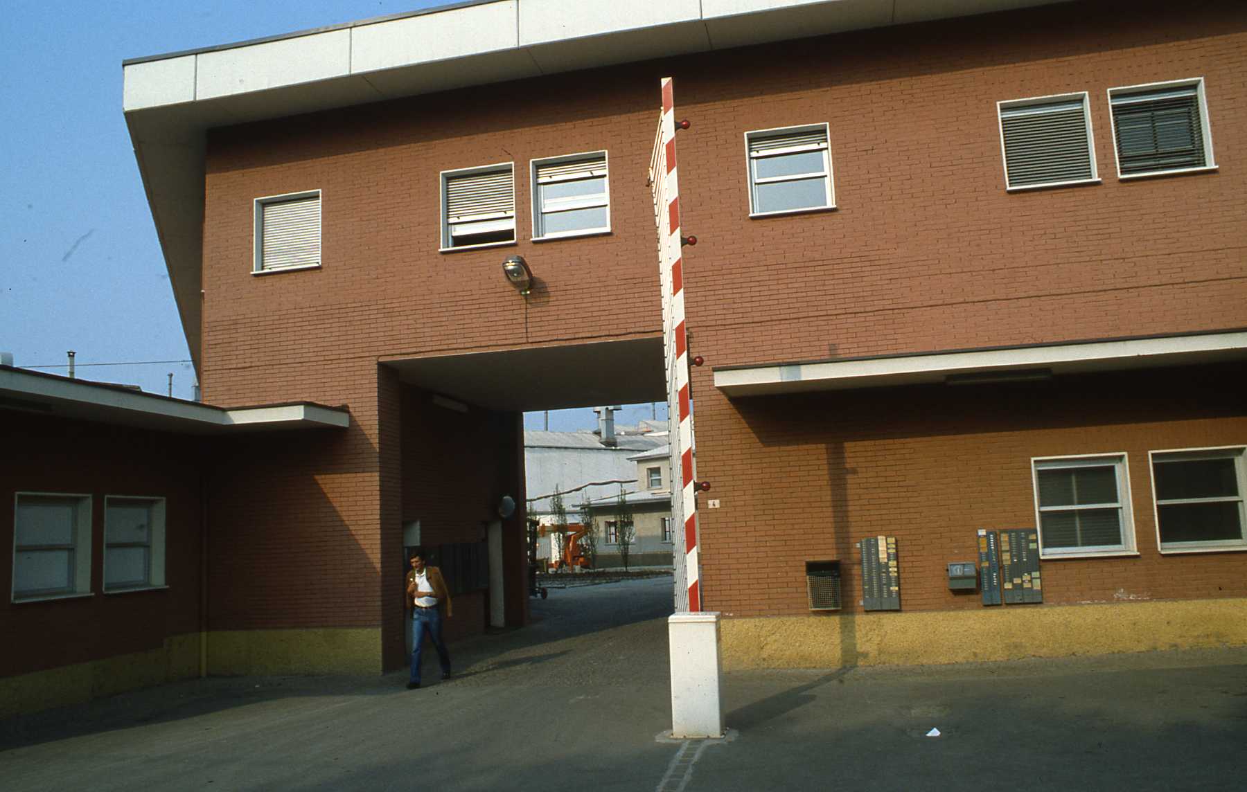 1985: The roof's new and the FERRARI has been moved to the gatepost