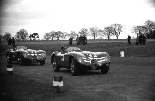 Ecurie Ecosse used “sergeant”, “corporal” and “lance-corporal” chevrons to distinguish cars for the team manager in races. Testing here, probably at Winfield in a WK Henderson picture, KSF 181 was usually driven by Jimmy Stewart, elder brother of Sir Jackie and JWS 353 by the wonderfully talented Ian Stewart.