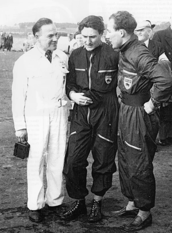 Wilkie Wilkinson, Ian Stewart and Stirling Moss. Photo © The Bill Henderson Collection