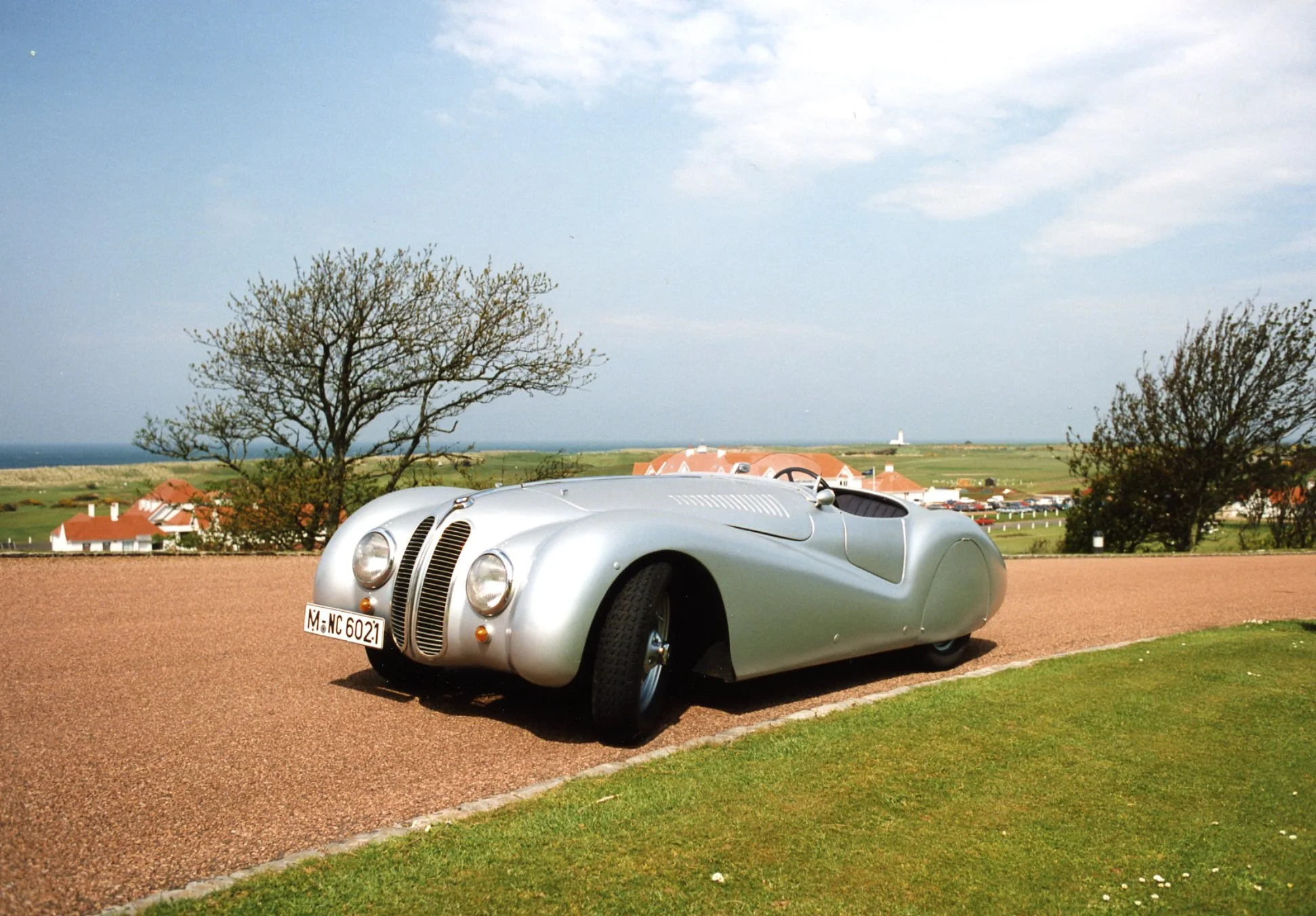 BMW reinstated the kidney-shaped grille during restoration of the lightweight aluminium body. Frazer-Nash had a chrome curved appliqué one on its prototype. In the distance the renovated lighthouse marks the course’s halfway point with seating for guests to enjoy Ailsa Craig.