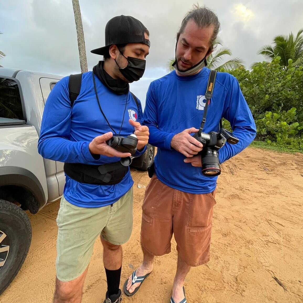 It's amazing to work with friends because it feels like a cheat code for life! Especially when we get to capture stunning behind-the-scenes shots like this one on the beach in #pi&ntilde;ones. 📸🏖️ #photography #canonphotography #puertoricophotograp