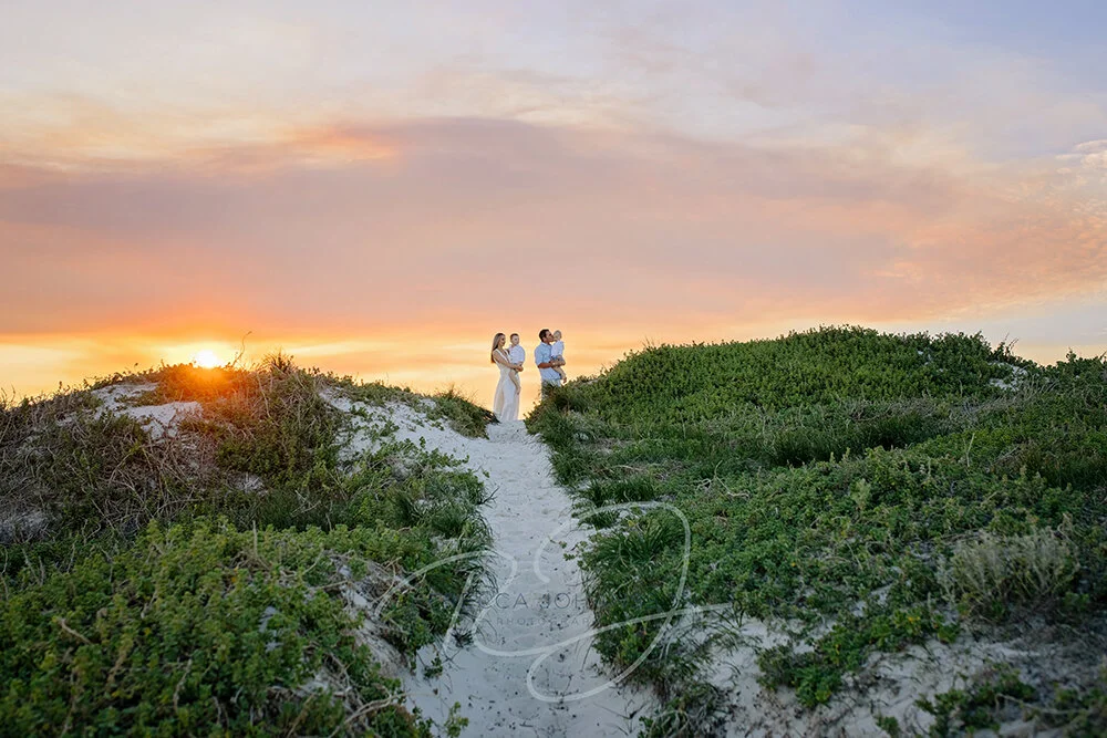 What a sunset! made only better with this gorgeous family
#mullaloophotographer #portraitphotographerperth #perthfamilyphotos #perthkidphotographer #familybeachportraitsperth #hillarysphotographer
