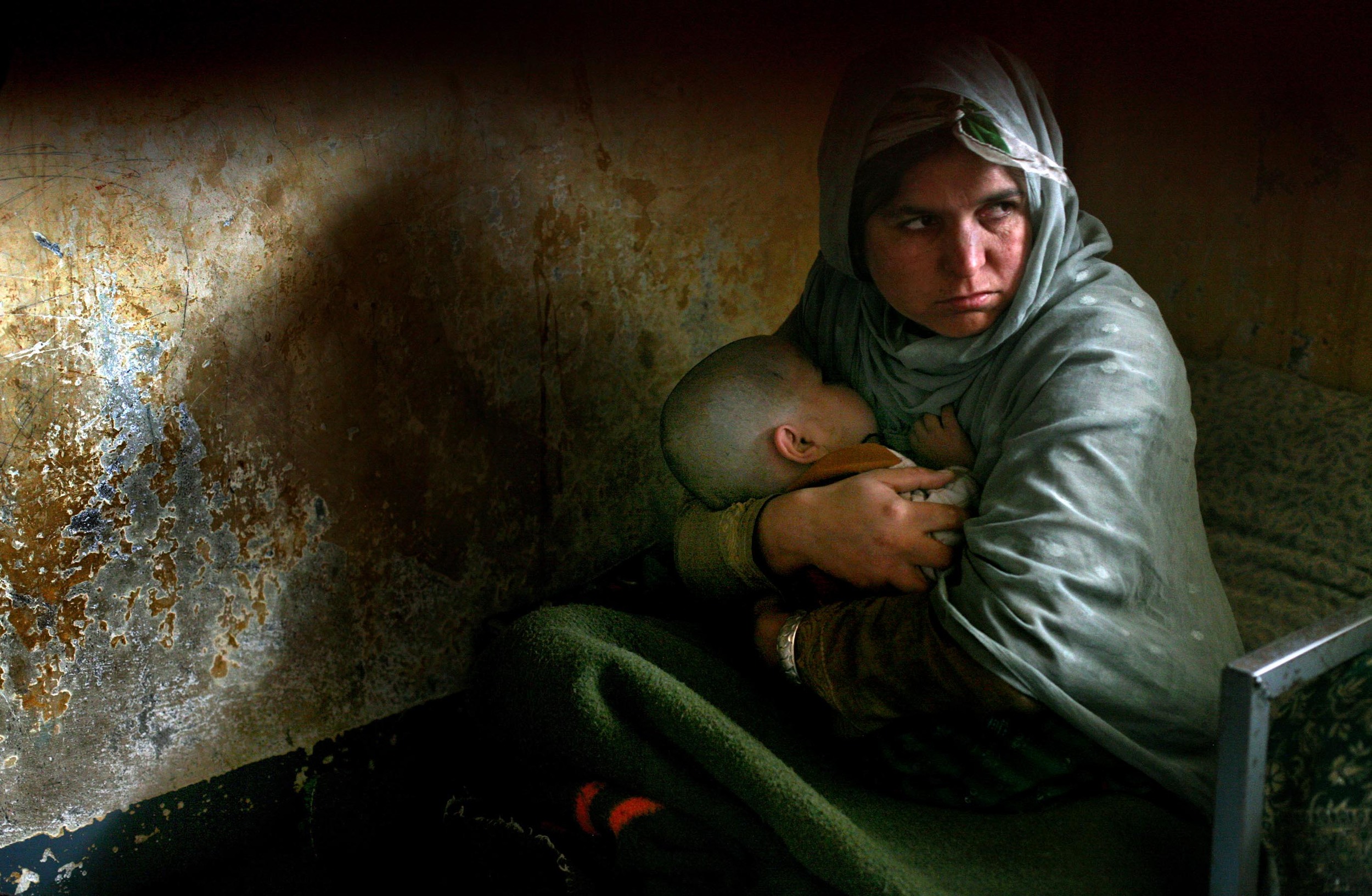 Почему мать плачет. Плачущая мать. Мама плачет. Женщина с младенцем на войне. Мать защищает ребенка.