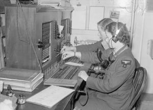 WAAF+with+radio+equipment.jpg