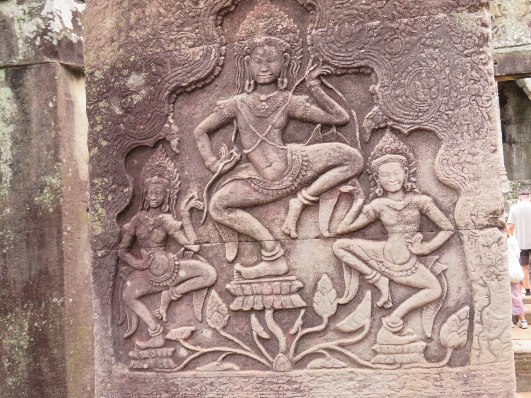 Angkor wat big -- carving of Apsara dancers -- GOOD.jpg