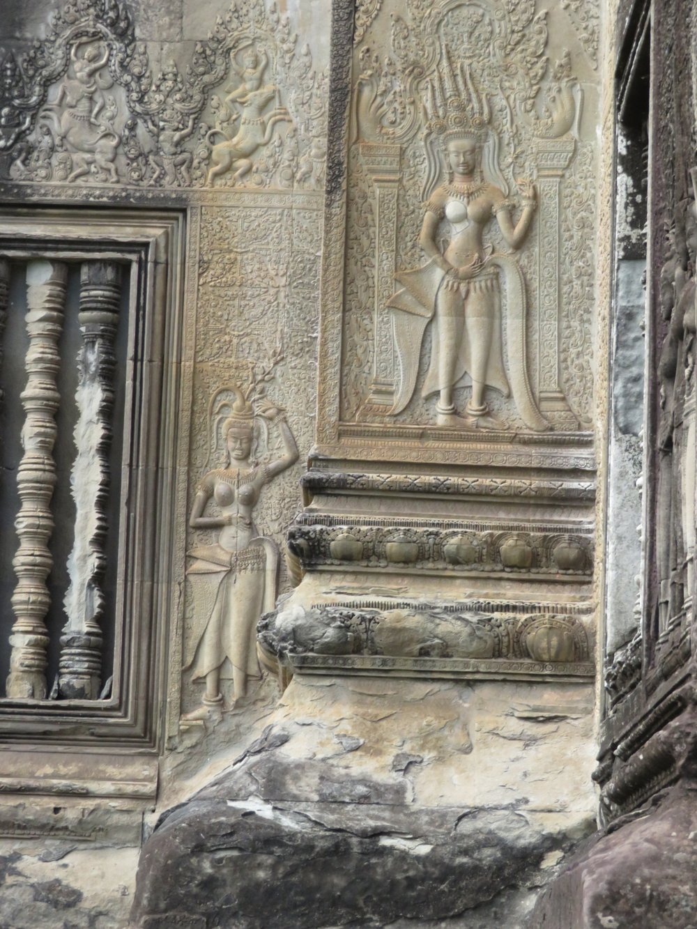 Angkor Wat big interior -- array of dancers.jpg
