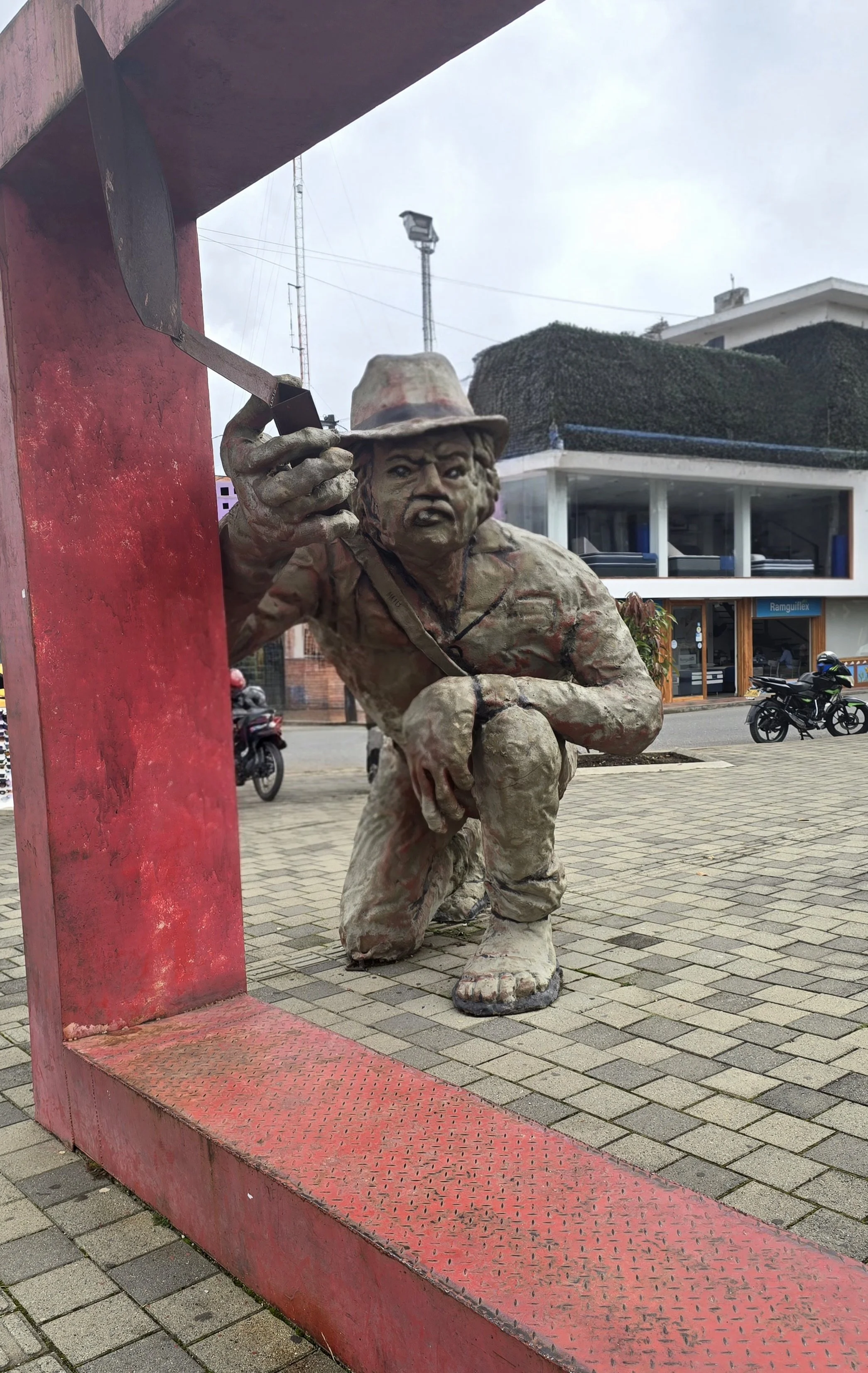 Guatape sculpture.jpg