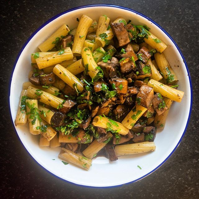 Rigatoni with field mushrooms, garlic and parsley &bull;
&bull;
&bull;
#rigatoni #pasta #fieldmushrooms #mushrooms #parsley #herbs #garlic #vegan #vegetarian #food #healthyfood #icookedthis #homecooking #tasty #italianinspired #italianfood