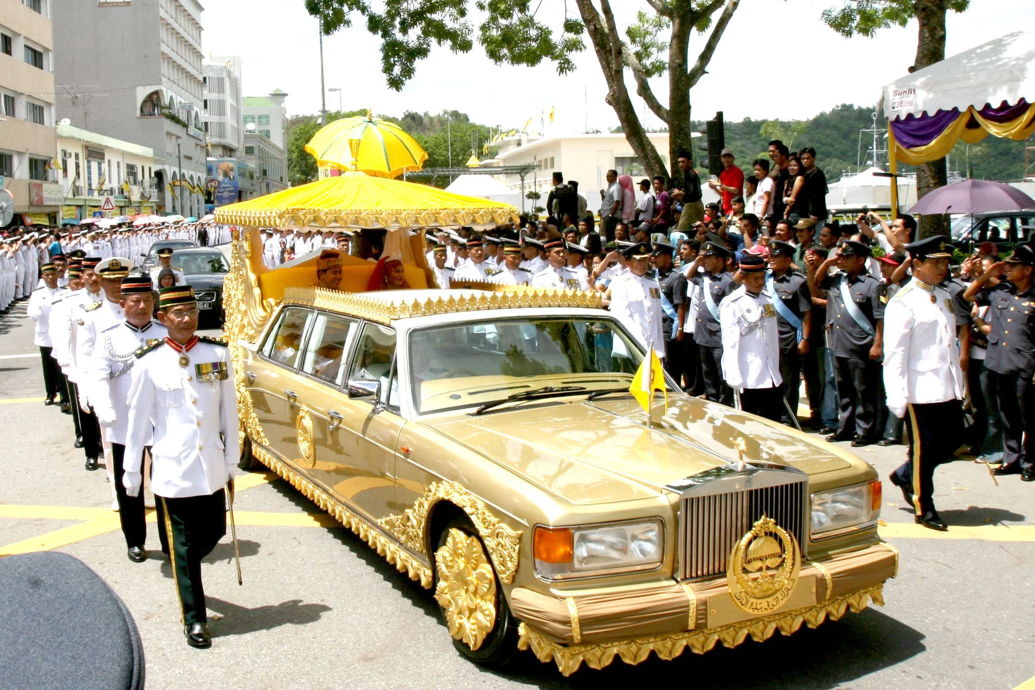 Photo of the Sultan of Brunei's gold-plated Rolls Royce. Image courtesy of Royalista(dot)com.