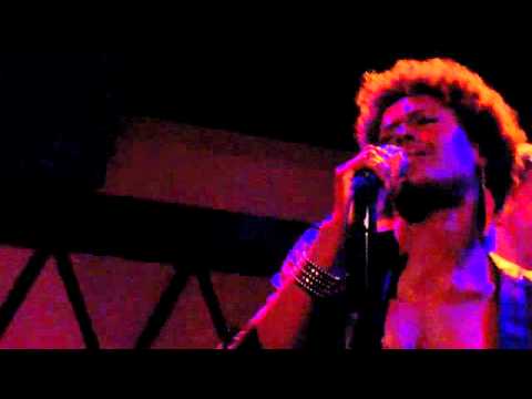 Kitten Kuroi - "Tyrone" (Erykah Badu cover) LIVE in NYC