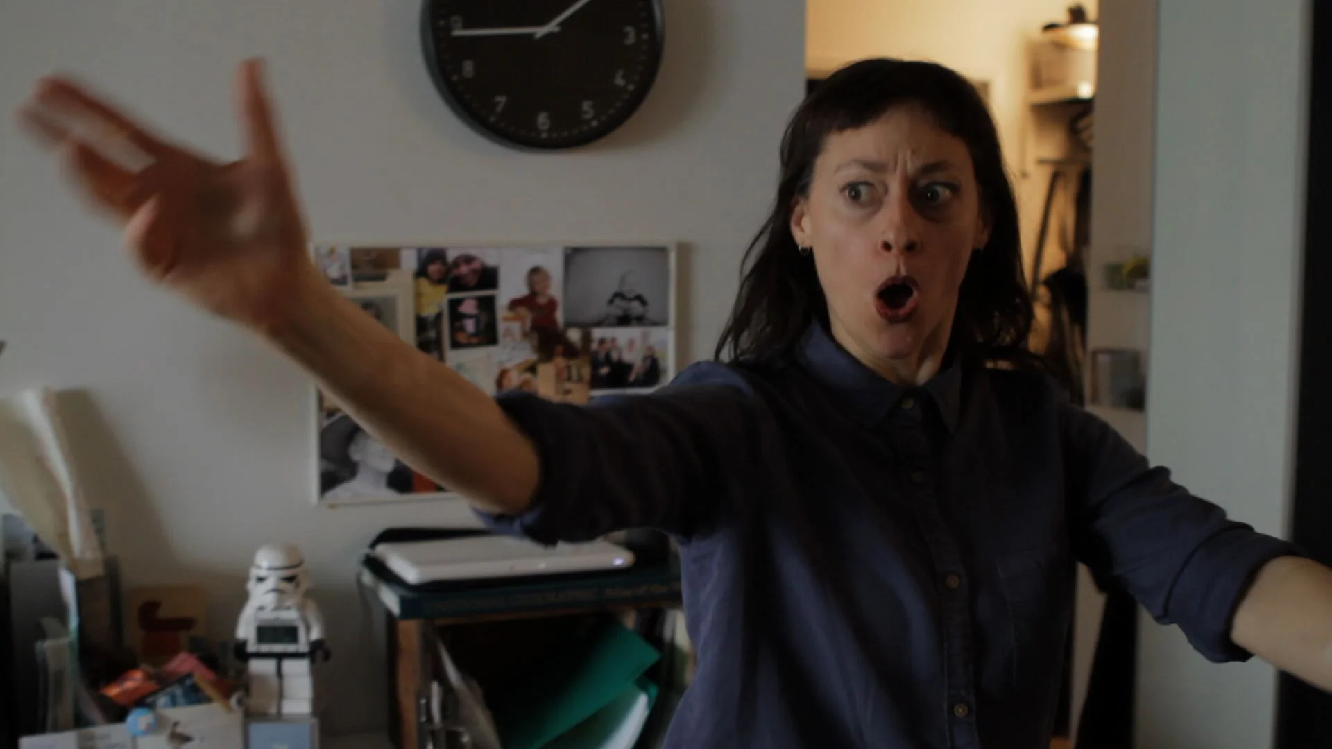 EMOTIONAL HOUDINI still Tara med suprise face.jpg