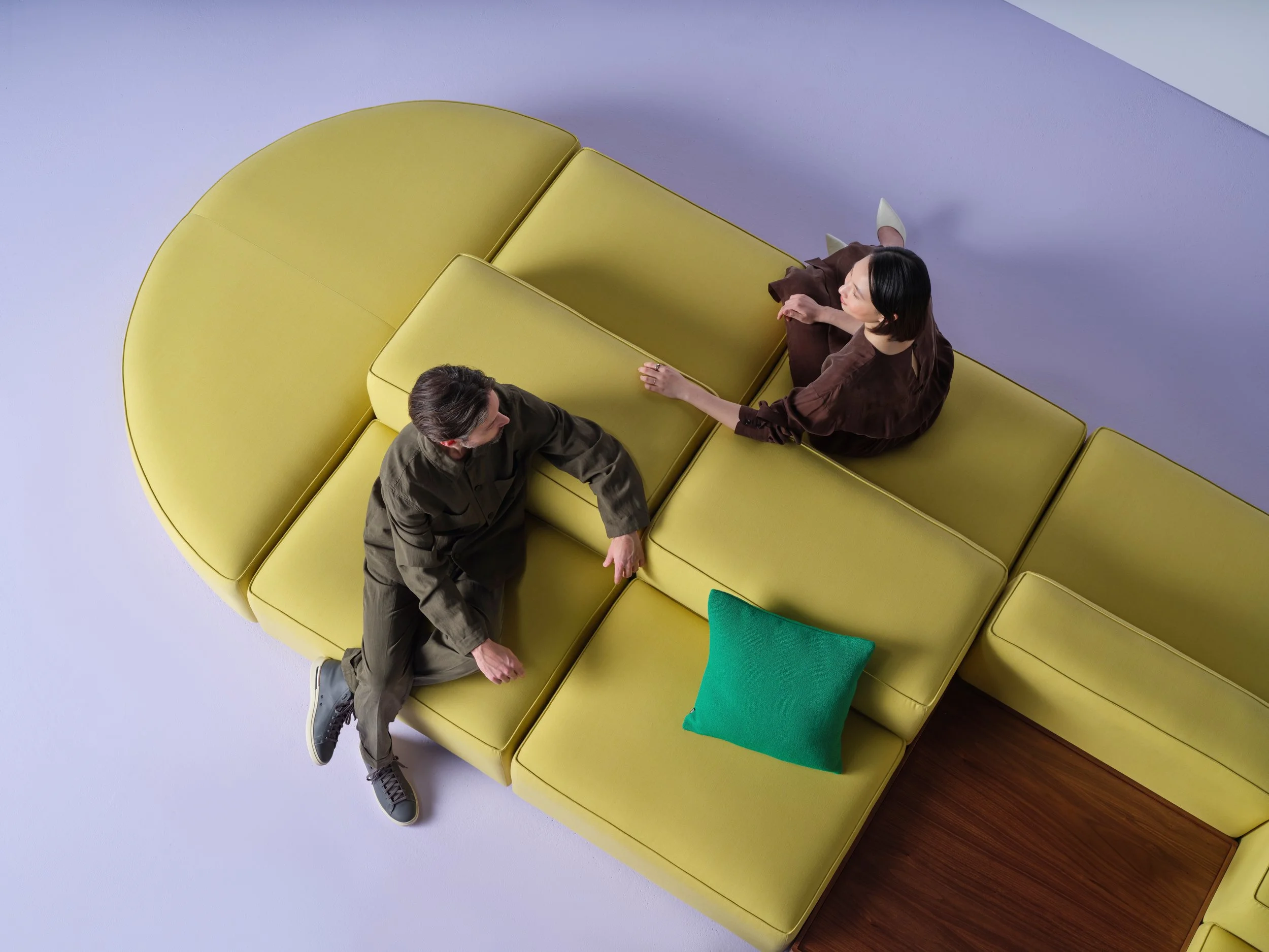 Stylex_Lifestyle_Yoom_Overhead_Conversation.jpg