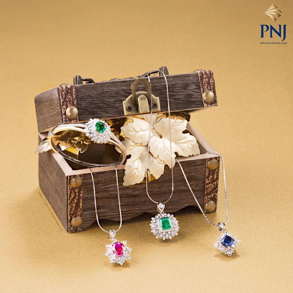 Chụp ảnh trang sức. Ảnh MAKI