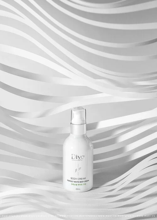 Background chụp hình sản phẩm màu trắng hoặc set layout có phụ kiện