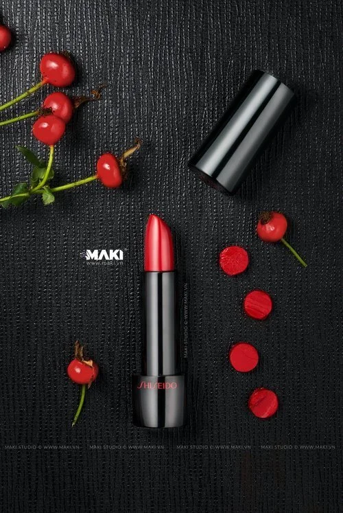 Chụp ảnh sản phẩm chuyên nghiệp với nền đen huyền bí