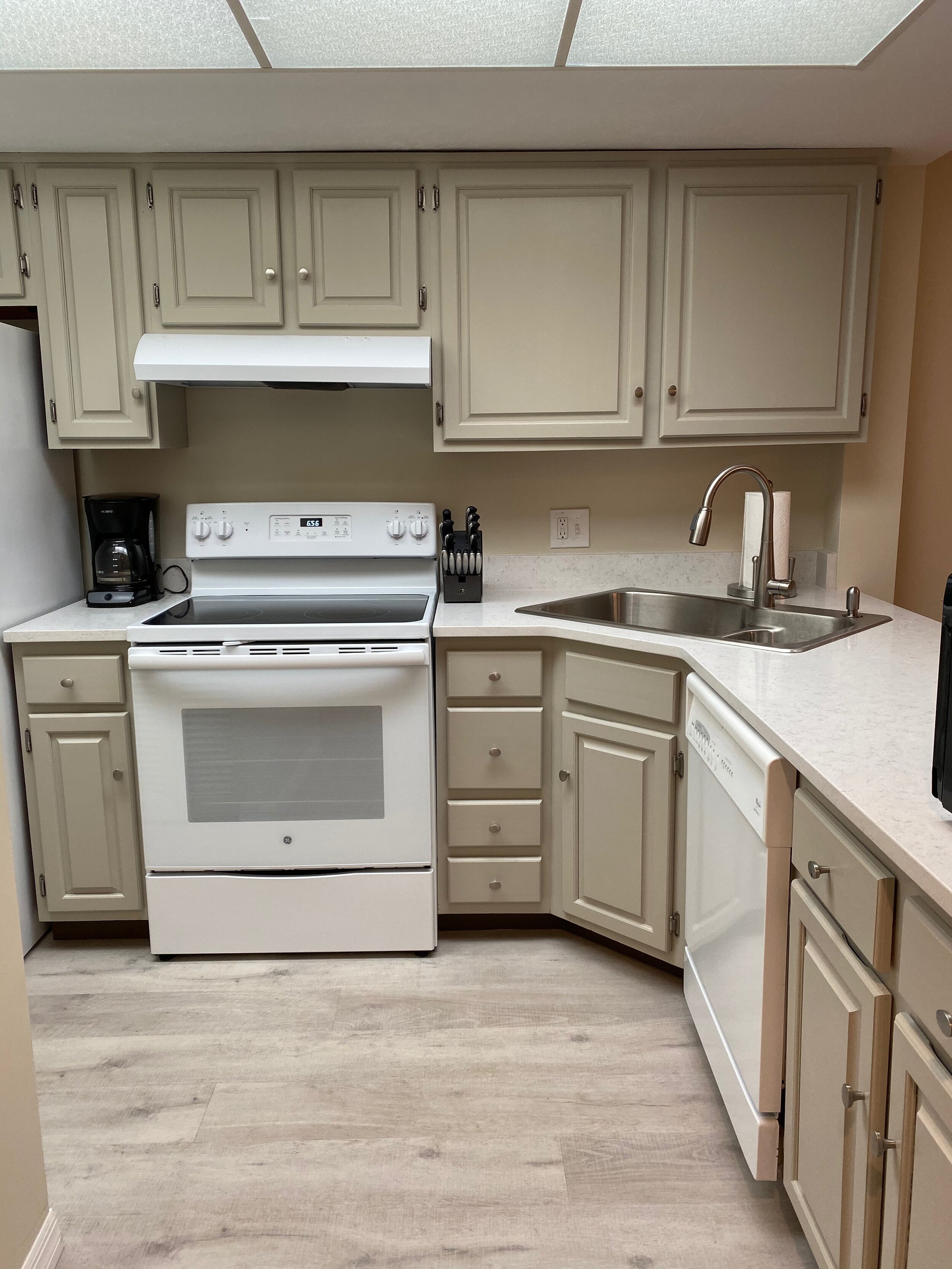  Fully appointed kitchen with quartz countertop 