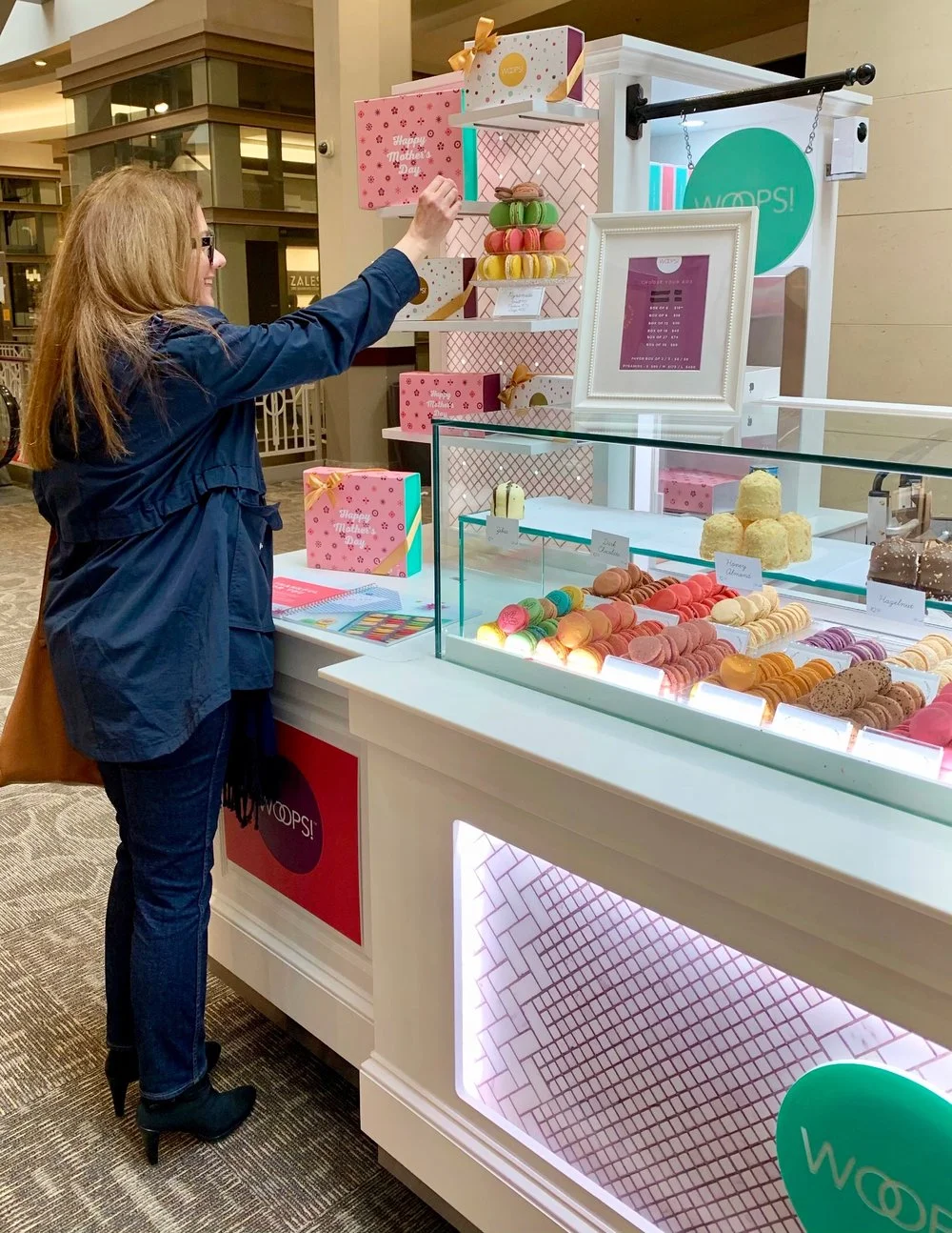 Yes, you can customize a box or a pyramid with your favorite flavors and colors.
