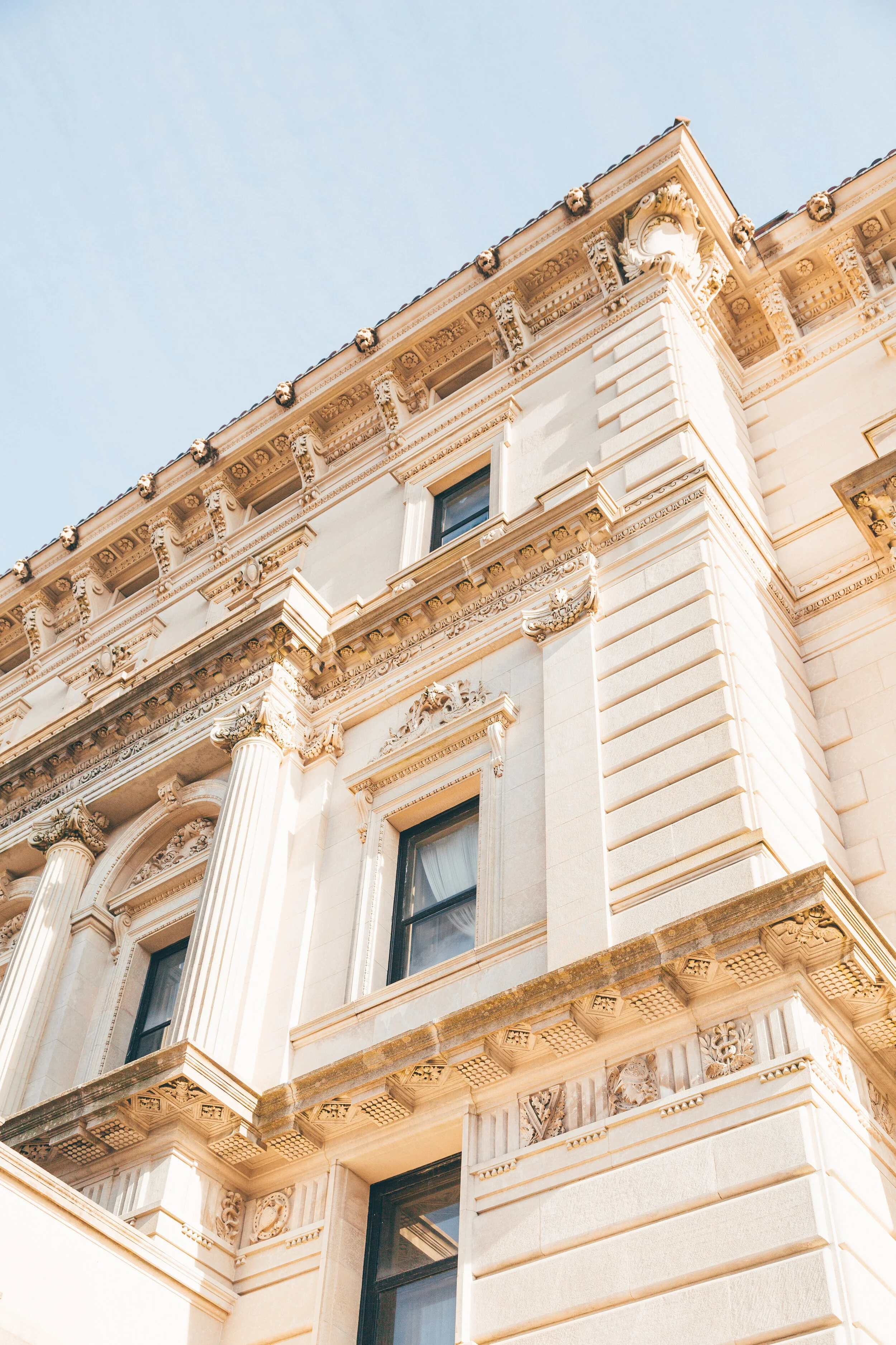 You Can Channel Your Inner Newport Socialite &amp; Picnic On A Mansion Lawn This Summer