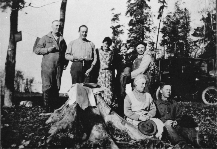      Jim &amp; Annie Sturges, Mr &amp; Mrs Farel, Bess &amp; John Nugent camping up north, 1921 