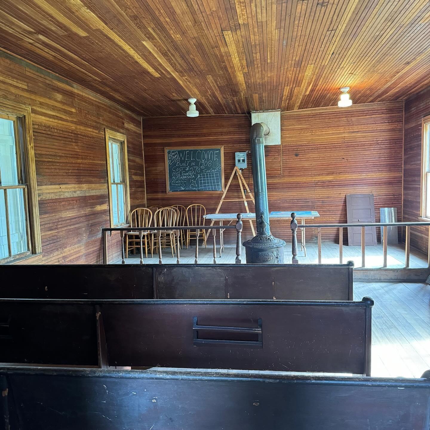 Getting some of that spring cleaning going on with the buildings on our grounds. The Town Hall and Cabin got a little TLC this morning. Thanks to some very helpful volunteers!

Our two structures will now be open to the public starting tomorrow.

#wr