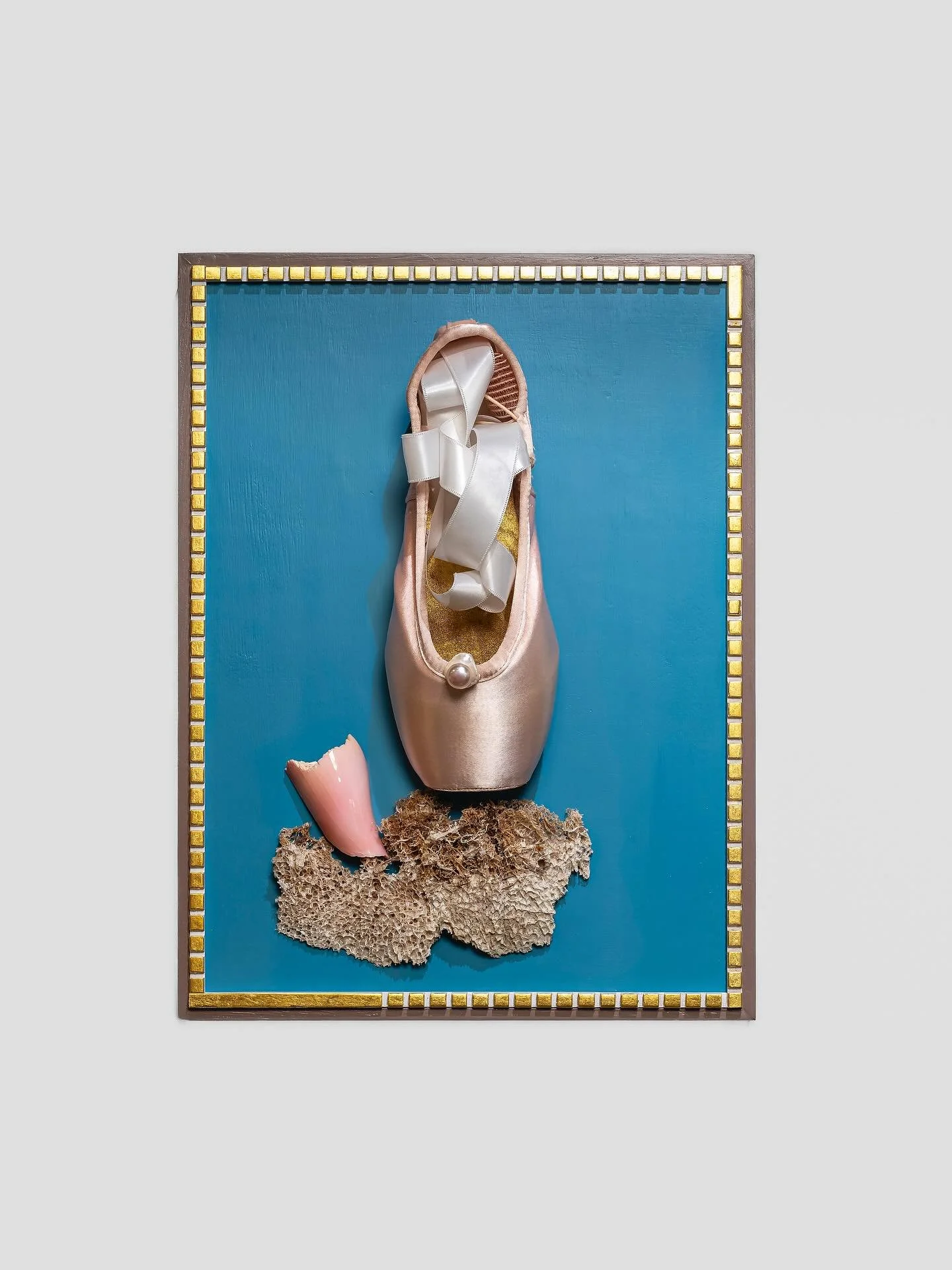 &ldquo;Focal Pointe&rdquo; - HH On Pointe series
Photos: Sarah Carleton
.
.

#oneofakind #helenharrisonart #harrisongallery #ballet #originalart #elegance #focalpointe #onpointe #pearls #conch #seasponge