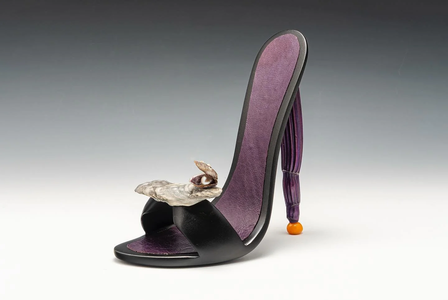 HH Pump - This handmade high heel features an exquisite orchid stem heel and a delicate black pearl nestled in a barnacled shell. Truly a one-of-a-kind design for those who dare to stand out! 💜

Picture credit- @sarahannecarleton 
.
.
.
#HelenHarris