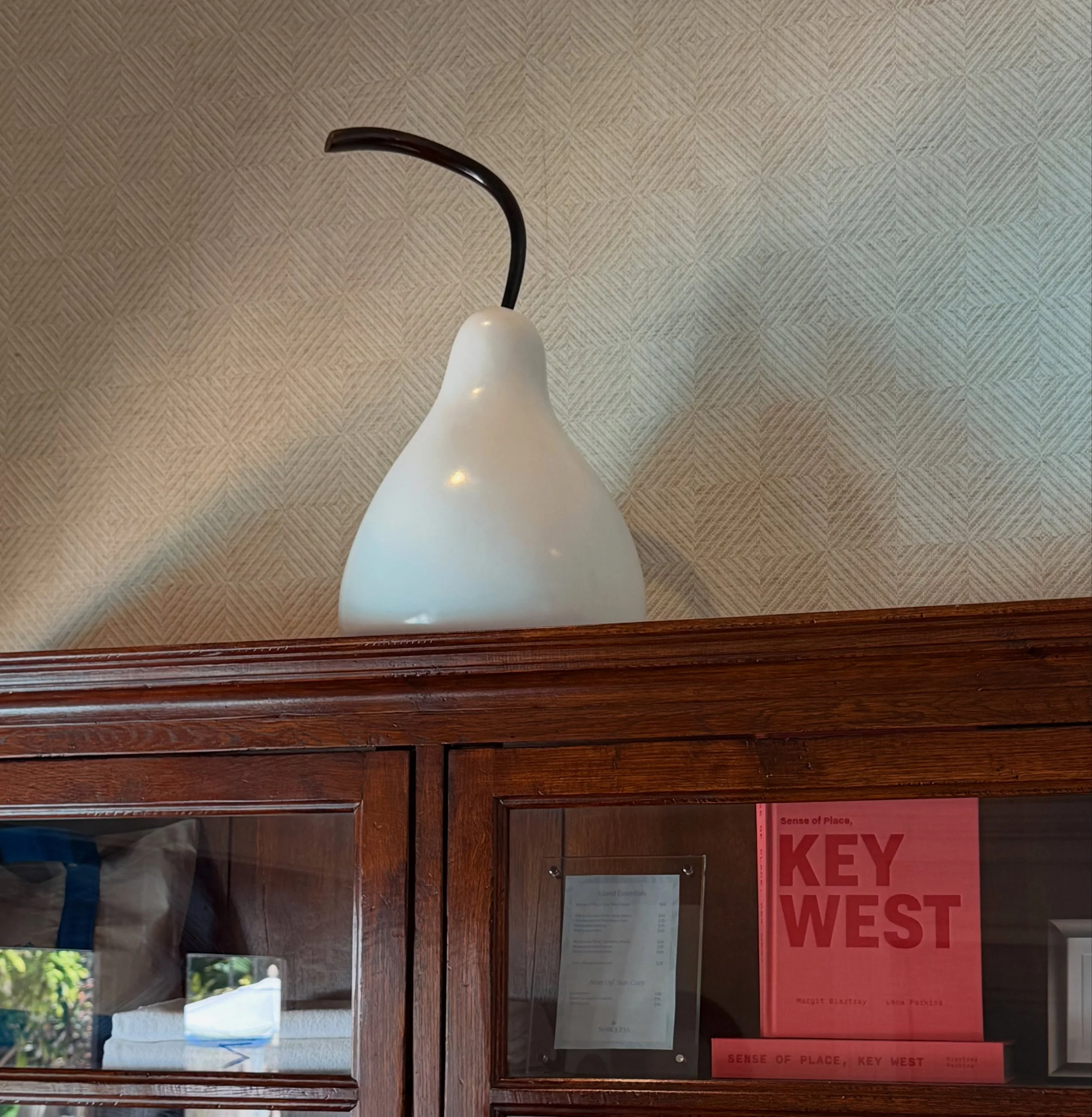 Afternoon photo shoot at The Marquesa Hotel
HH - White Pear, gourd and bone can be seen on site at @marquesahotel 
.
.
.
#helenharrisonART #contemporarycraft #attentiontodetail #keywestphotoshoot #interiordesign