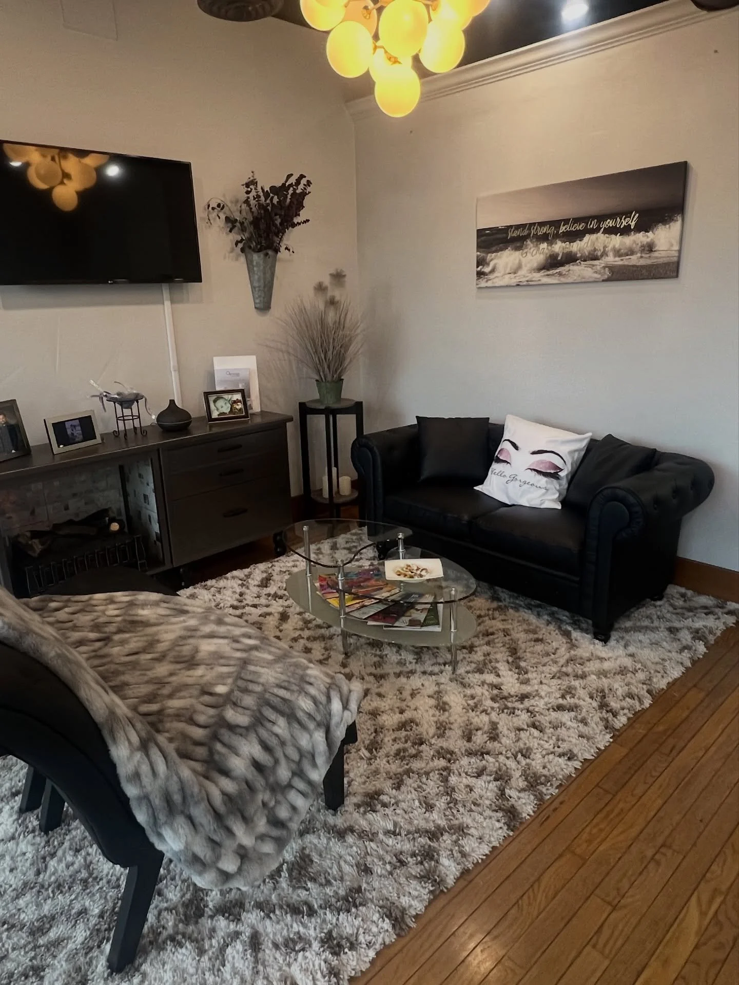 Studio Space for Chair / Space Rental &ndash; Open Concept, Creative-Friendly ✨🎨

I have chair/space rental available in the beautiful downtown De Pere area, right next door to Stella&rsquo;s Restaurant on Main Ave 📍🍽️. A great spot for someone lo