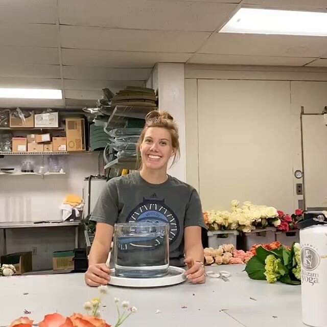 Today, Robin creates an arrangement of deep purple, bright green, eggplant and magenta flowers. And is she fast! Remember to swipe to see the materials and the finished look. #gardendistrictmemphis #memphisflorist #timelapsefloraldesign #andtheothers