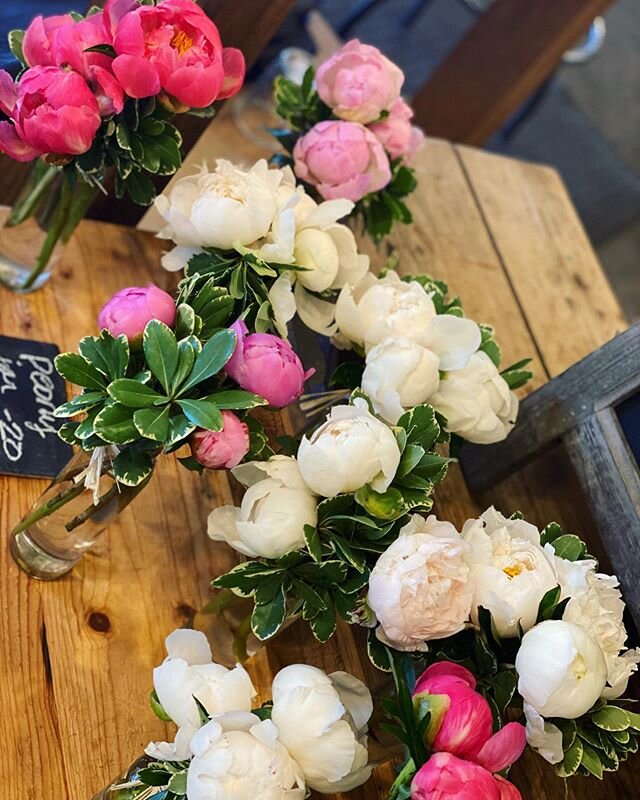 Clusters of peonies ready to go! Have a great weekend everyone!! #gardendistrictmemphis #memphisflorist #besafe #peonies