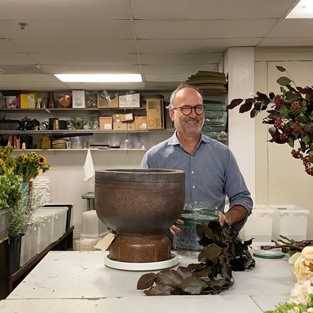 Greg explores the contrast of dark foliage with open blossoms kissed with a touch of color  Swipe for the final look. Thank you Vernon @kenyongrowers for the gorgeous ninebark and beech! #gardendistrictmemphis #memphisflorist #timelaspefloraldesign #