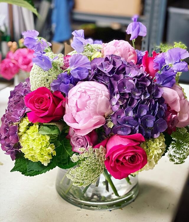 Jewel tones!! #gardendistrictmemphis #memphisflorist #summerflowers #jeweltoneflowers