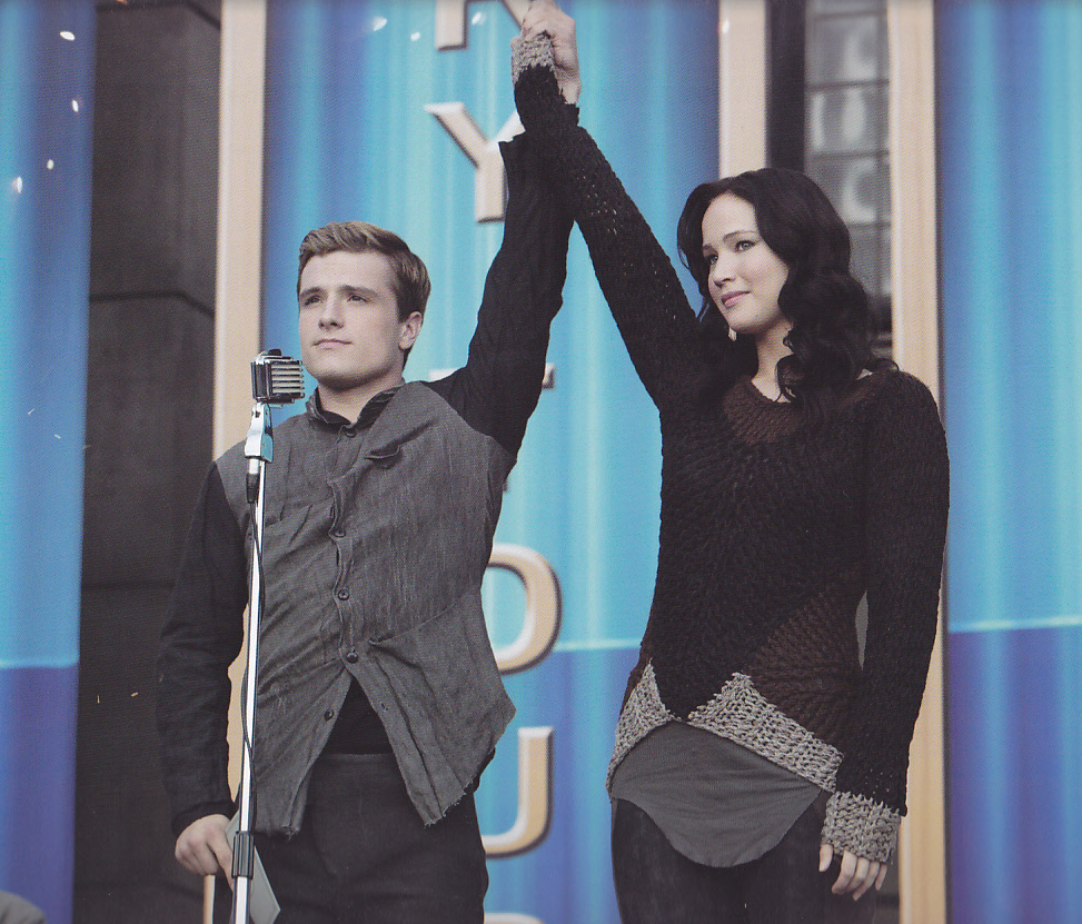 A black, brown and grey pullover that Katniss wears on her Victory Tour.