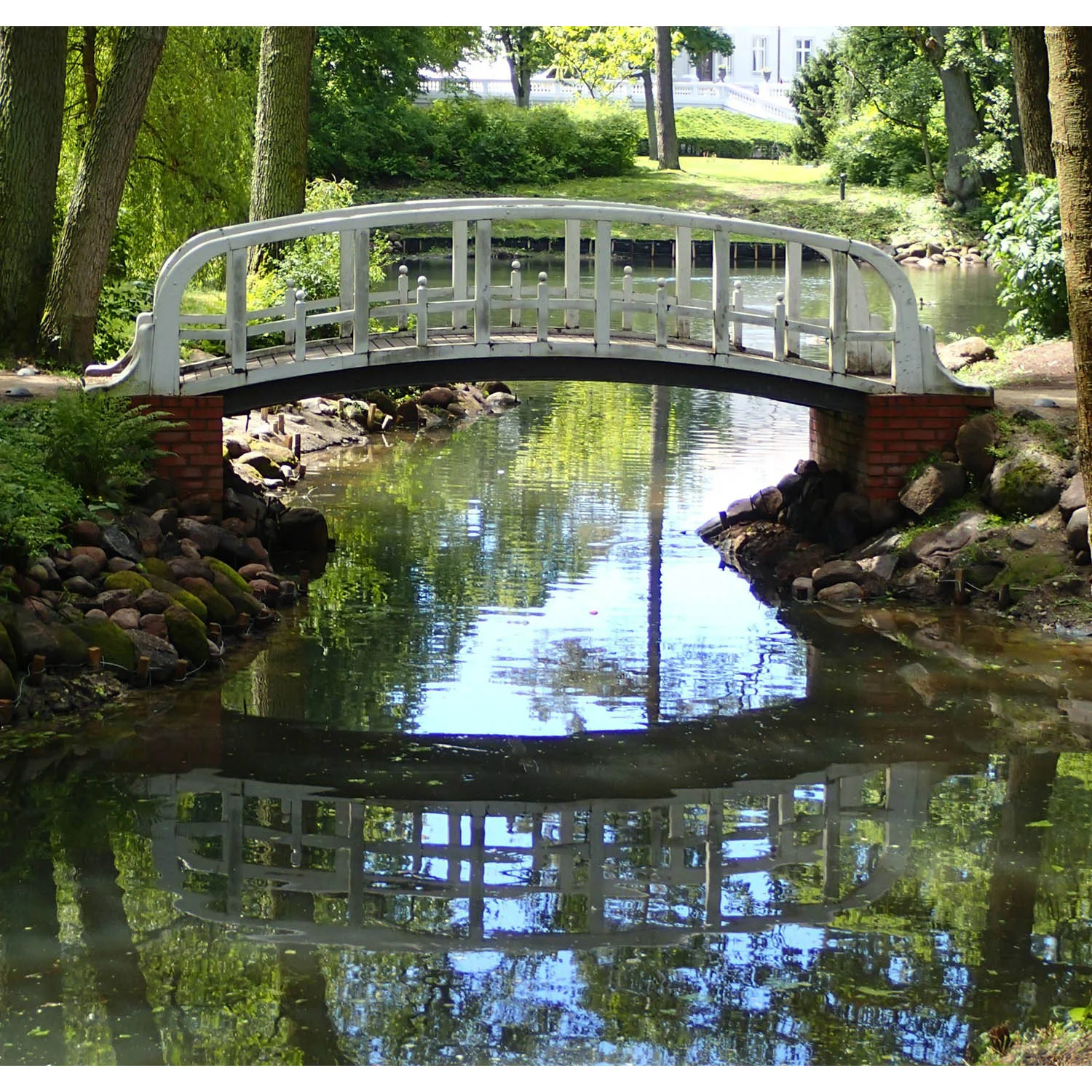 I was stunned to stumble upon this bridge so reminiscent of a Monet painting.