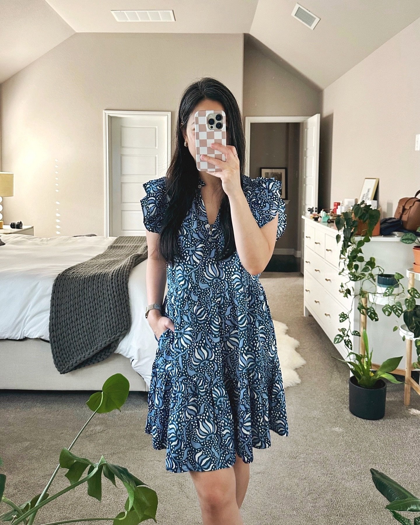 {#travelstyle} the perfect travel dress that checks all my boxes &mdash; EASY, flowy/forgiving, has pockets, and more importantly, doesn&rsquo;t require any special undergarments! 😆 style this dress w some flat sandals/wedges + a denim jacket or som