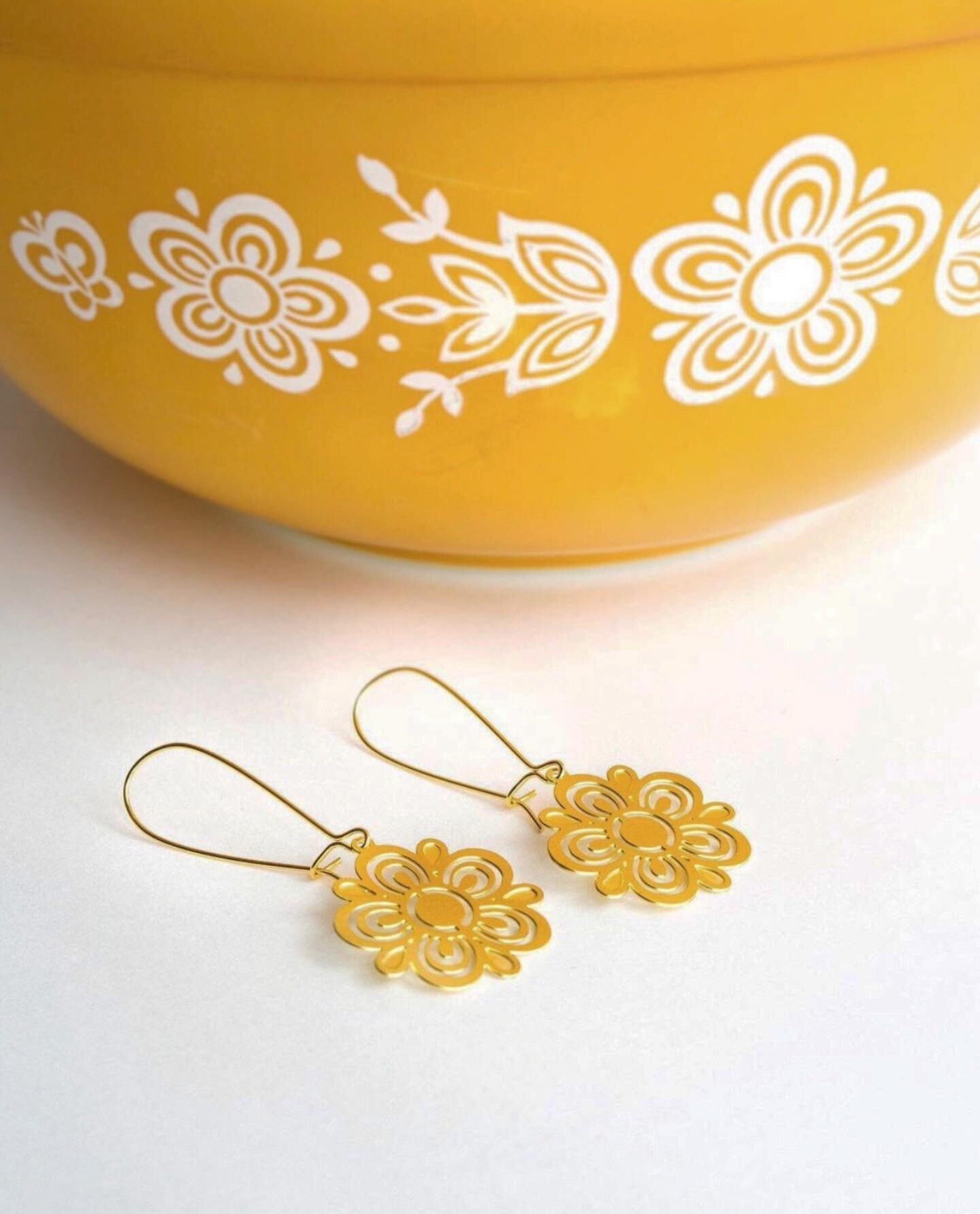 Take a piece of vintage #Pyrex inspiration wherever you go! Bring that Pyrex nostalgia and homeyness on the go with my Pyrex Butterfly Gold jewelry 🌼

We&rsquo;re just a few days away from @pluckymaidens spring event at @oaksamusementpark! Hope to s