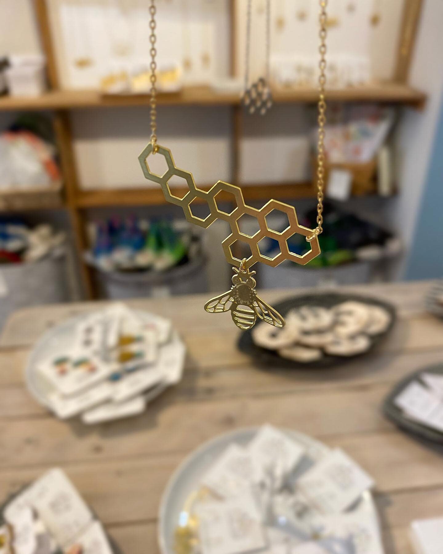 What&rsquo;s a bee&rsquo;s favorite flower? 🐝 

A BEE-gonia, of course! 👨&zwj;🦰🤦😂

Find our jewelry at @littlebeachboutique in Brighton!

#brightonsmallbiz #northlaine #lanesbrighton #brighton_ig #atealeaf #honeybee #honeycomb #smallbizlove