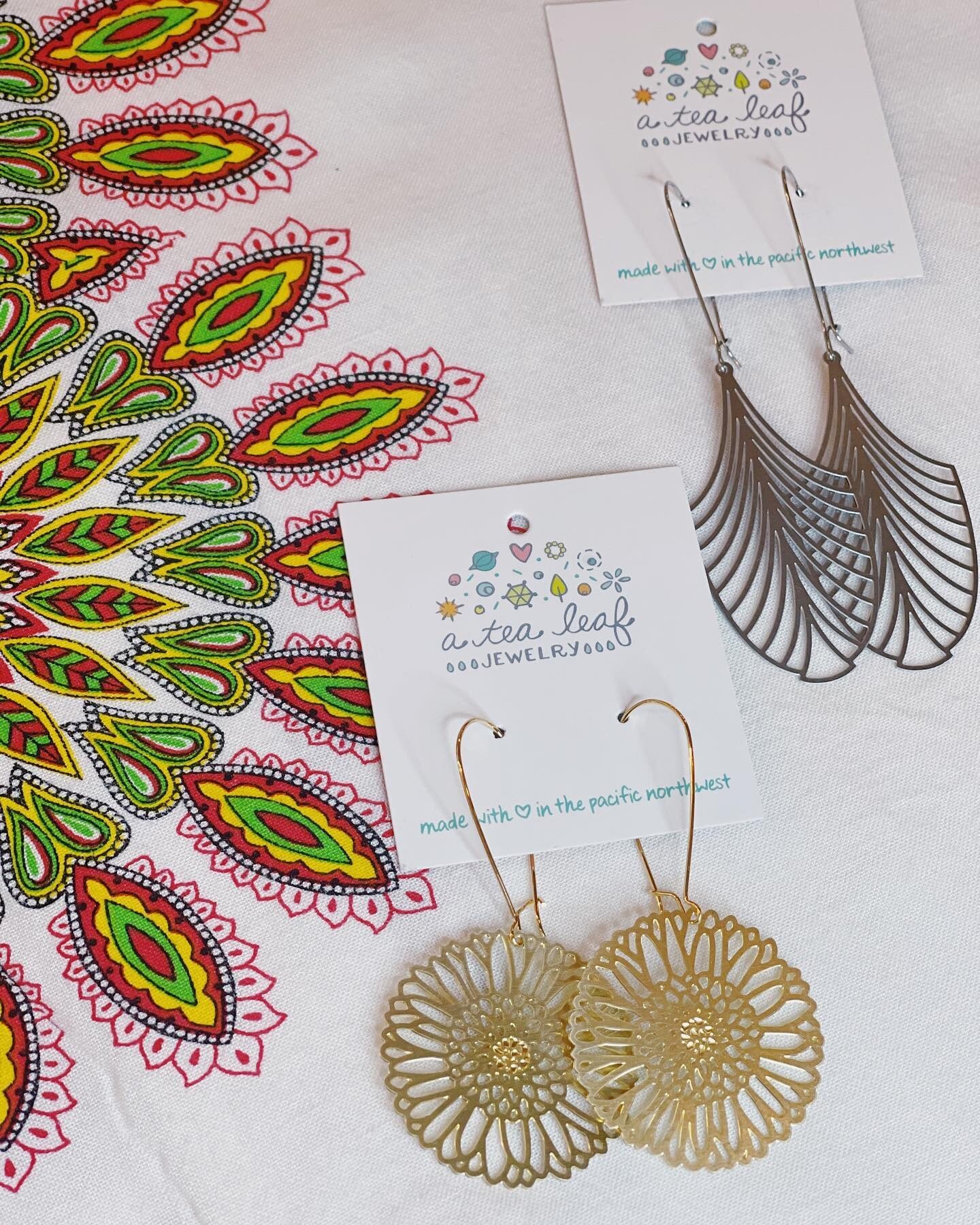 Gerber Daisies in gold or Art Deco Leaf earrings in silver?

These cute earrings are available for purchase at @kansascitykittyshop in Old Town Fort Collins, Colorado.

#fortcollinscolorado #fortcollinsfashion #shopfortcollins #shoplocolorado #kansas