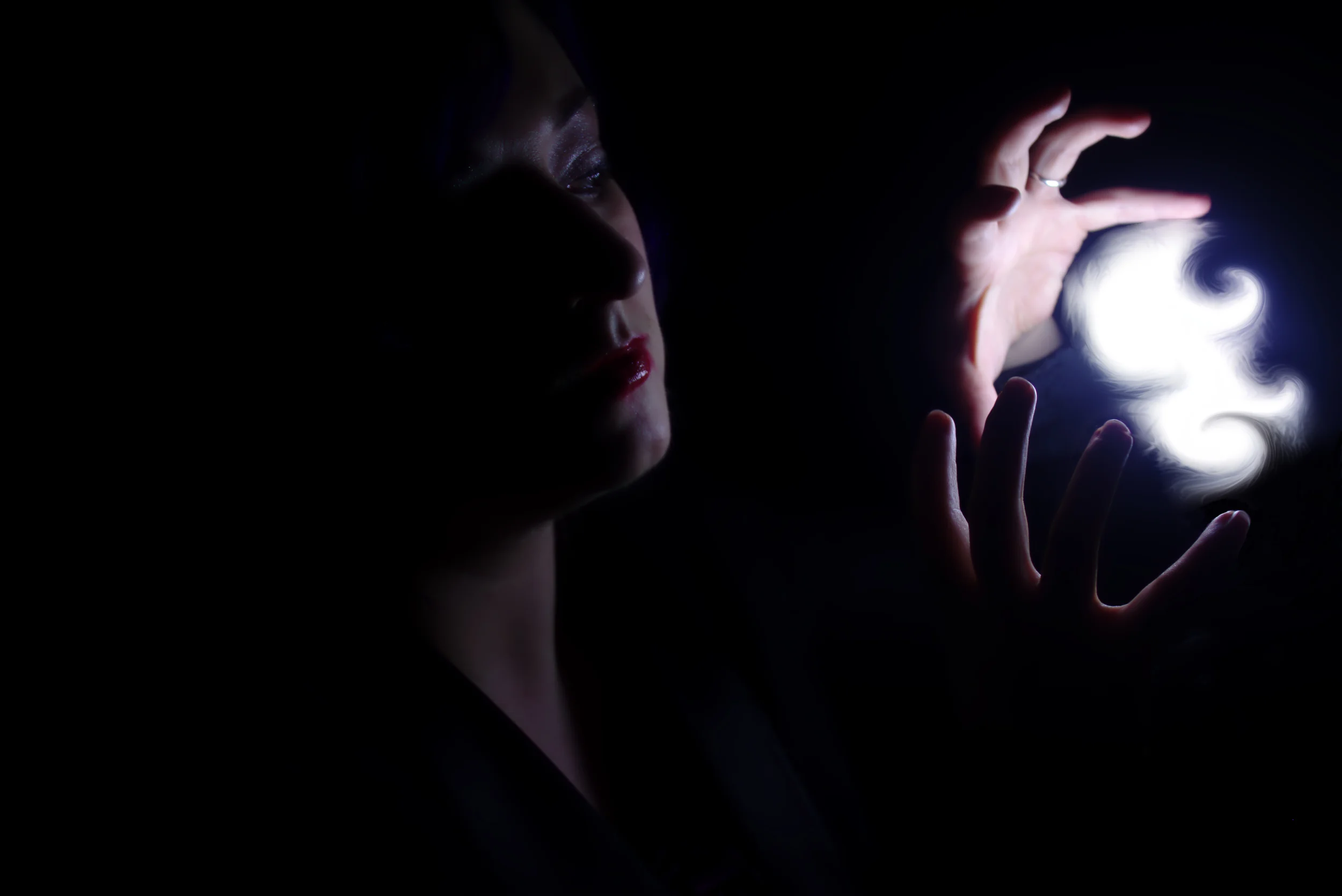 Mucking about with my new flash and invalidating my art. Also: I am an Evil Queen.