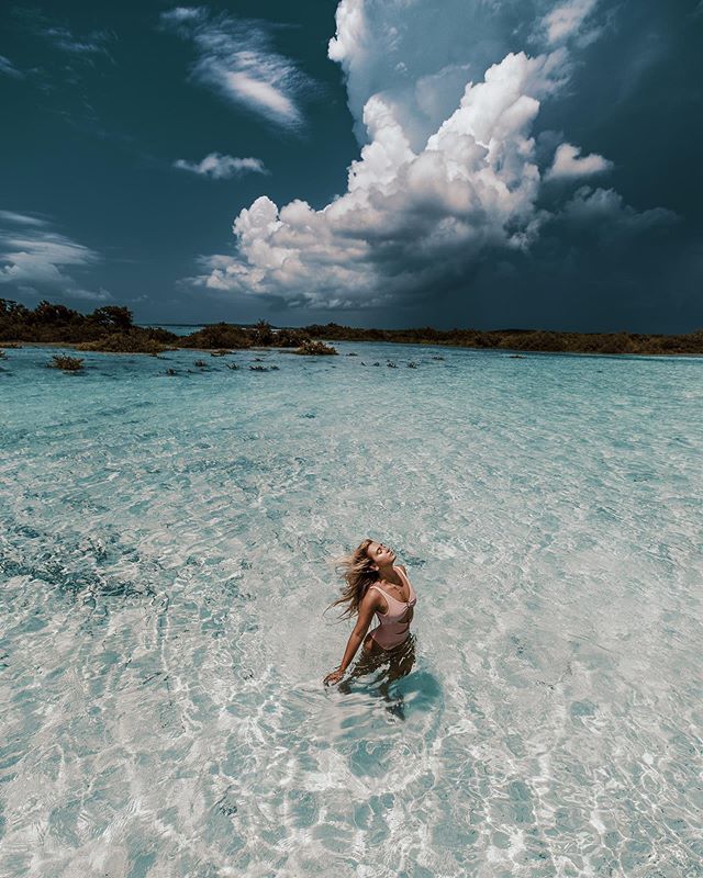 Eye of the storm ⛈💦
📸 @jackbatesphotography 
Swim 👙 @revolve ✨