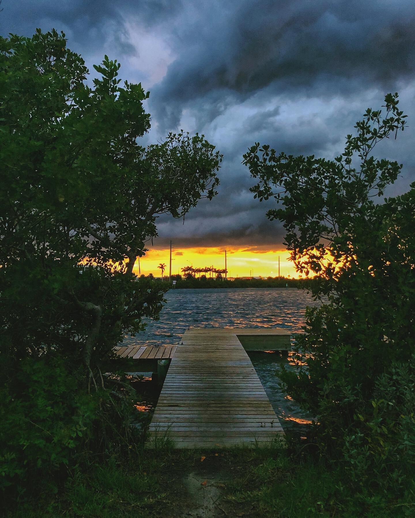 Have you ever lived where the weather changes from one extreme to another in a blink??
&bull; &bull; &bull;
From ominous lightning storms to a fireball sunset and 10 seconds later ... a peaceful evening? 
Meet Florida.
&bull; &bull; &bull;
Swipe ⬅️ t